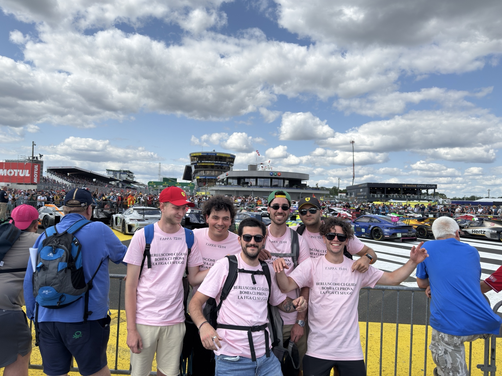 Il gruppo durante la pit walk, Le Mans 2025